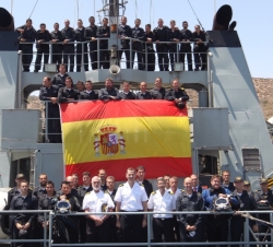 Fotografía de grupo de Su Alteza Real el Príncipe de Asturias con la tripulación del Buque "Neptuno"